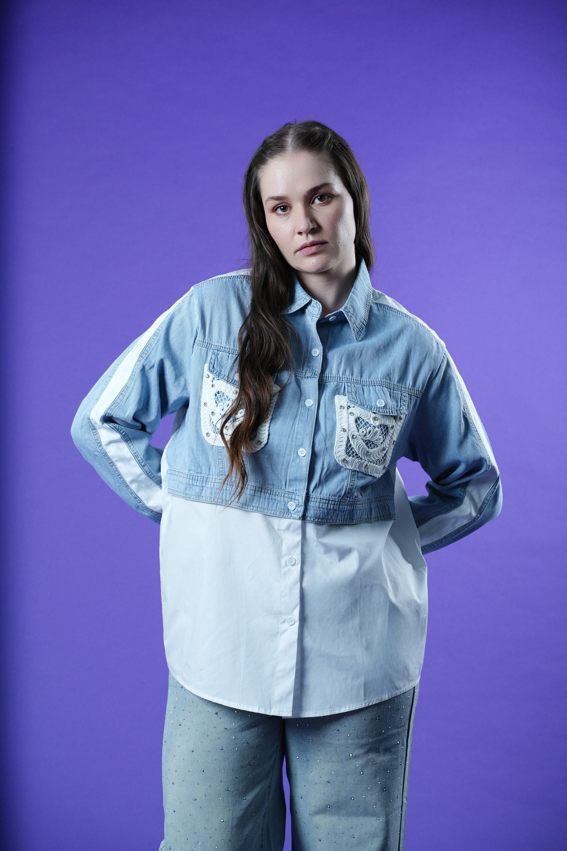 Curved hemline hip-length denim and cotton poplin shirt for women